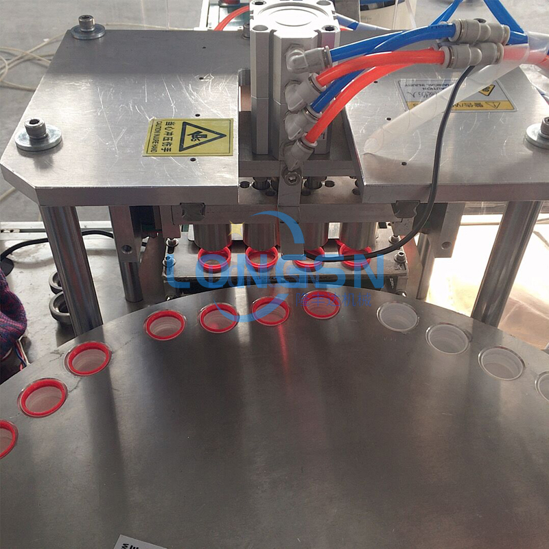 Machine d'insertion de revêtement de joint de couvercle automatique Machine d'assemblage de capuchon de joint torique en plastique rotatif