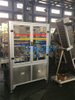 Machine d'ensemble de bouchon d'huile comestible en plastique entièrement automatique