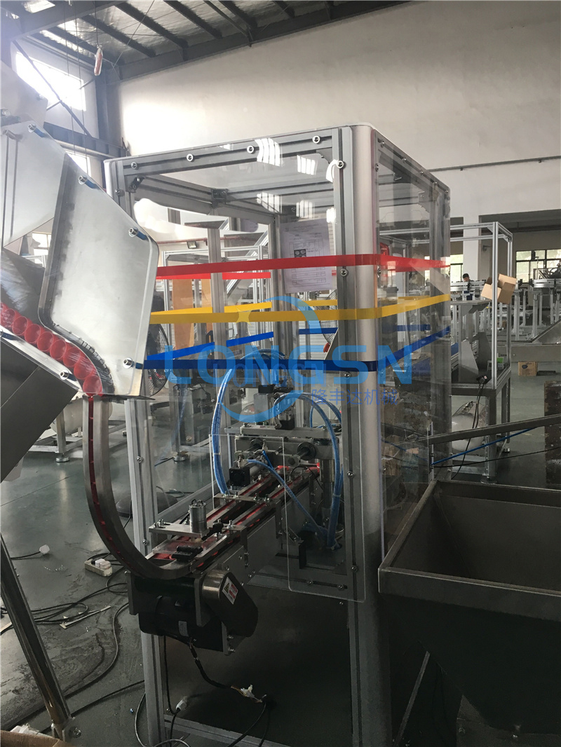 Machine d'ensemble de bouchon d'huile comestible en plastique entièrement automatique