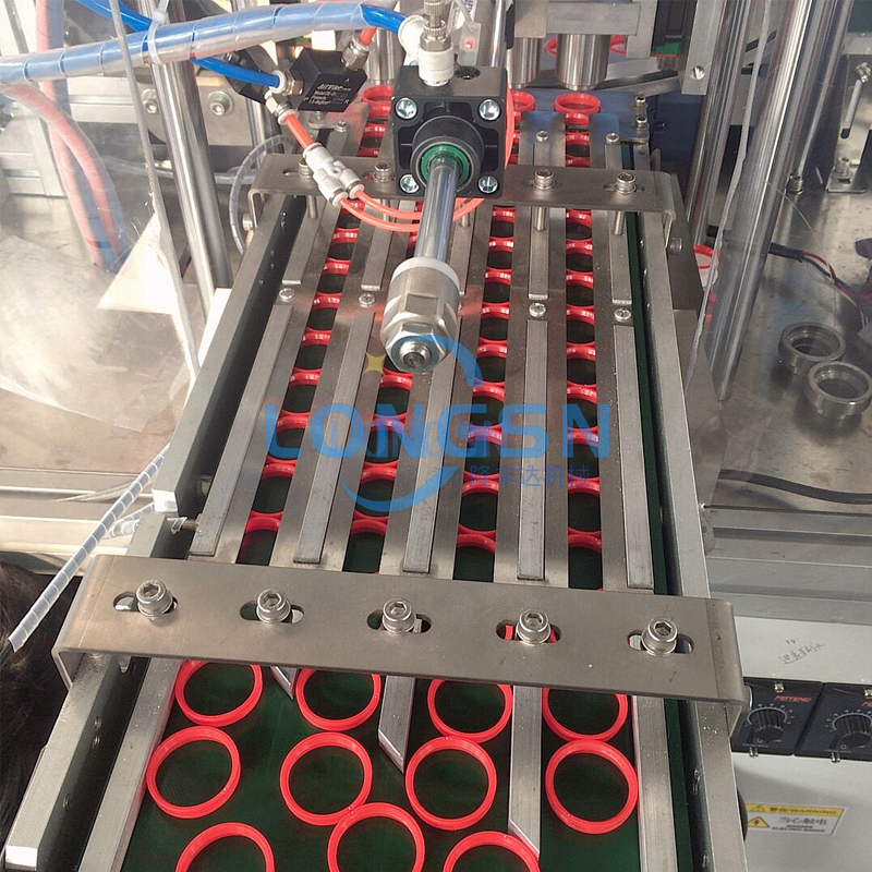 Machine d'insertion de revêtement de joint de couvercle de machine d'assemblage de capuchon de joint torique en plastique rotatif automatique