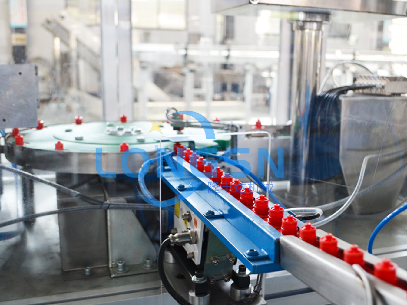 Machine d'assemblage de bouchons de bouteilles de sport automatique